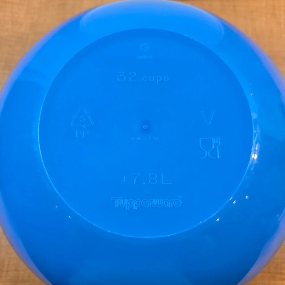 Tupperware Thatsa Huge Mixing Bowl Blue White Seal Lid 32 Cup, 7.8L #2539